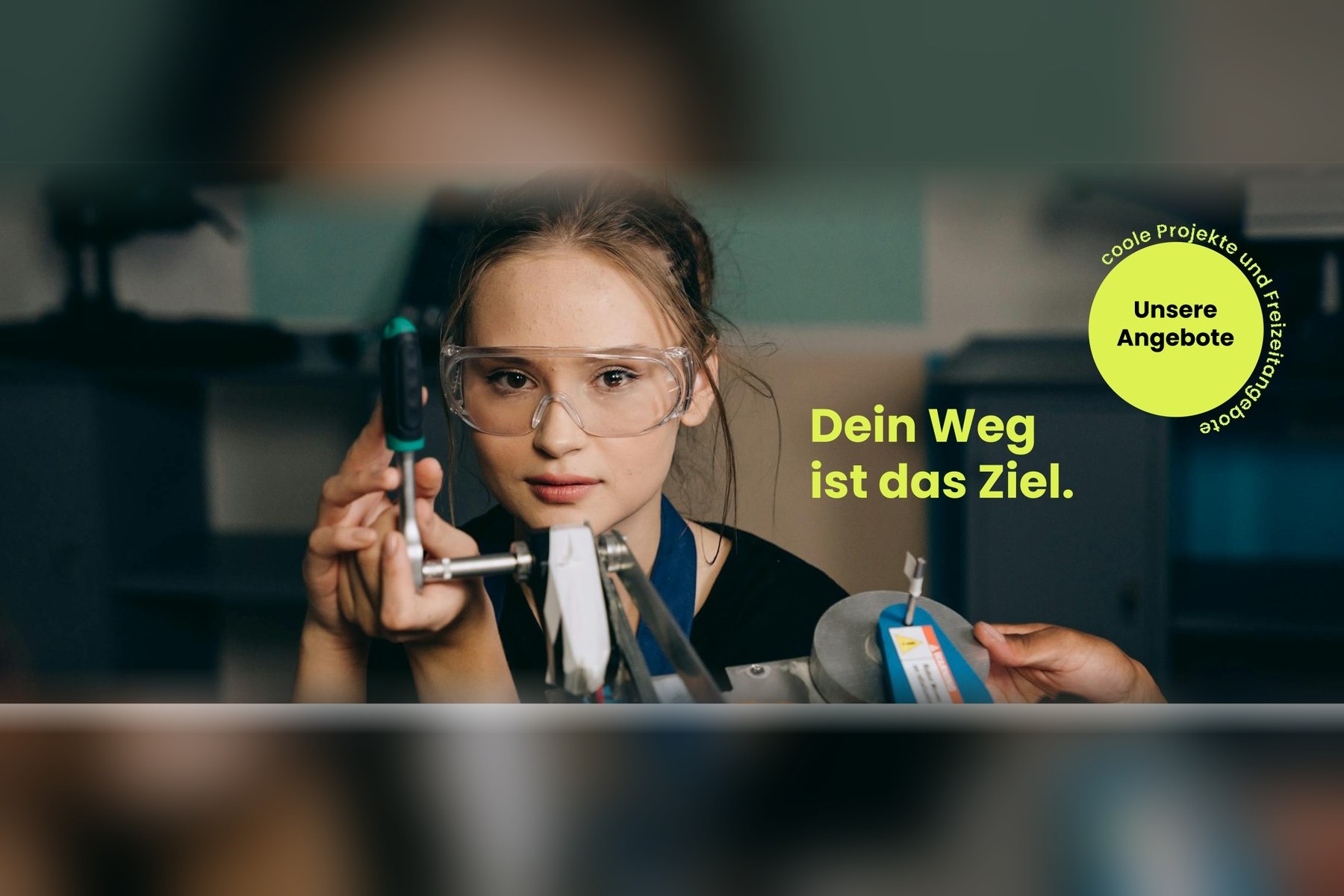 The UP4MINT homepage hero: a girl in safety goggles, Dein Weg ist das Ziel